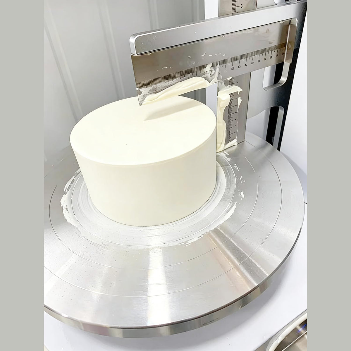 Automatische Kuchencreme Verteilmaschine, Kuchen Beschichtungs Glättungsmaschine, Elektrische Geburtstagskuchen Creme Verteilmaschine，für die Herstellung von 4-12 Zoll Kuchen